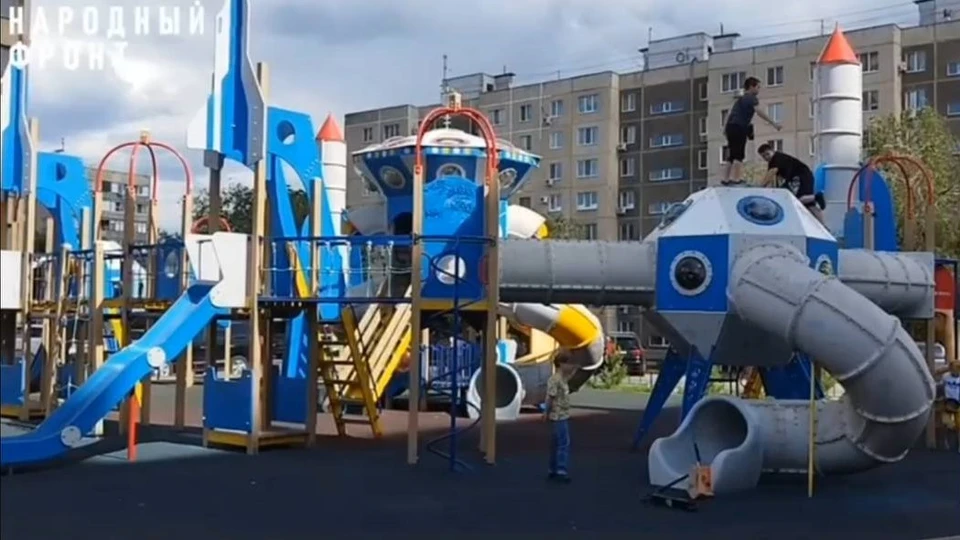 Жители просят хотя бы раз в год заниматься ремонтом детской площадки. Фото: Народный фронт Оренбургской области