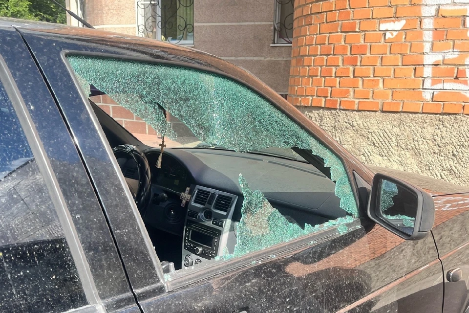 Неизвестные разбили окна автомобиля в центре Рязани. Фото: Алина Матоликова.