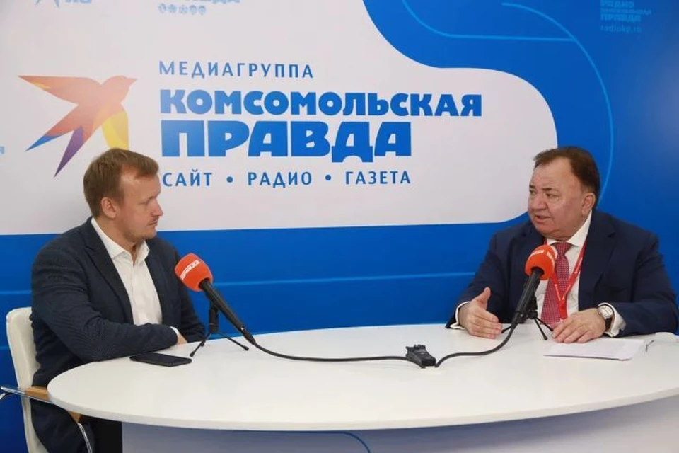 Махмуд-Али Калиматов дал интервью «Комсомольской правде» на ПМЭФ. Фото: Константин Ольхин