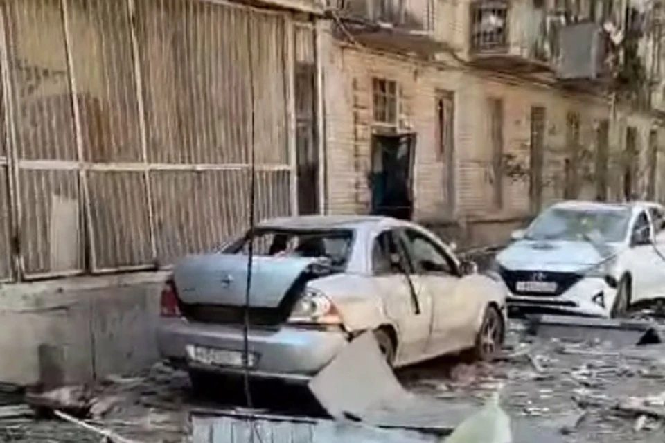 Люди находятся под завалами после обрушения дома в Луганске при атаке ВСУ