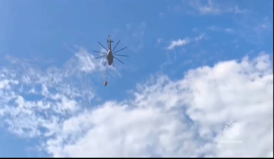 Вертолет Ми-8 МЧС России сбросил 10,5 тонн воды во время тушения лесного пожара в Ростовской области. Фото: ГУ МЧС по Ростовской области