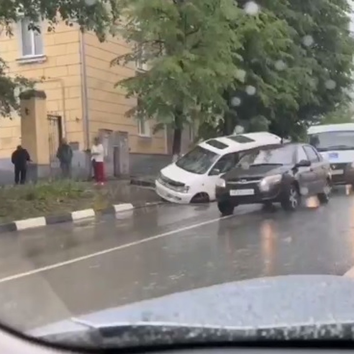 В Ульяновске на улице Крымова иномарка провалилась колесом в люк - KP.RU