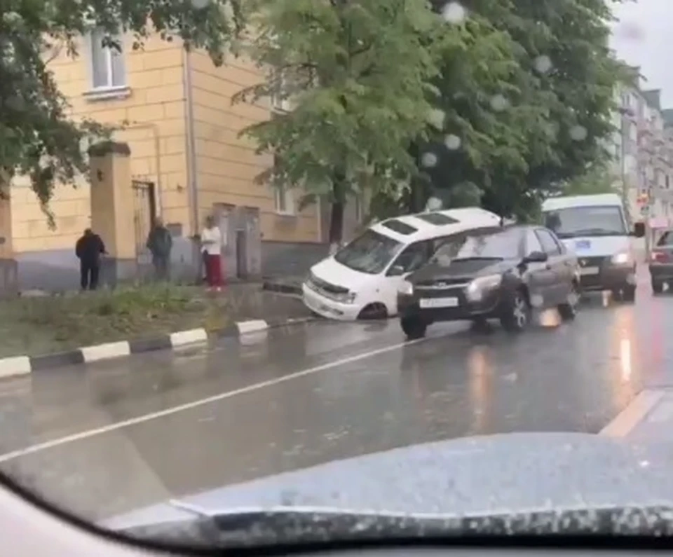 На улице Крымова в Ульяновске иномарка застряла колесом в люке. Фото телеграм-канал Инсайд Ульяновск