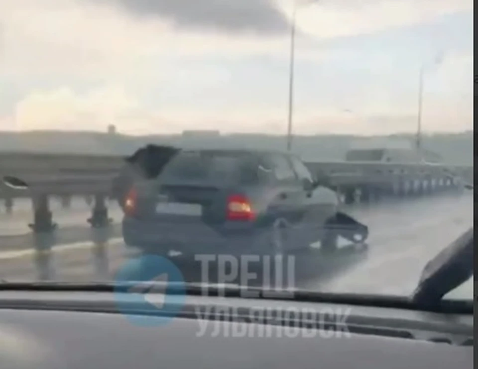 8 июня на Президентском мосту в Ульяновске произошло ДТП. Фото телеграм-канал Треш Ульяновск