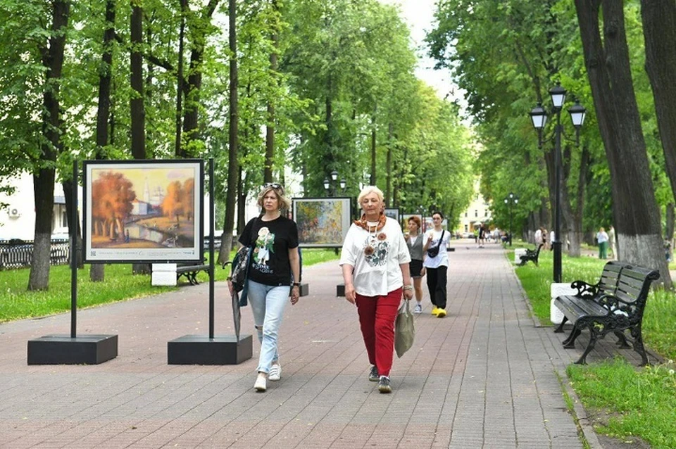 НА Первомайском бульваре открылась выставка картин.