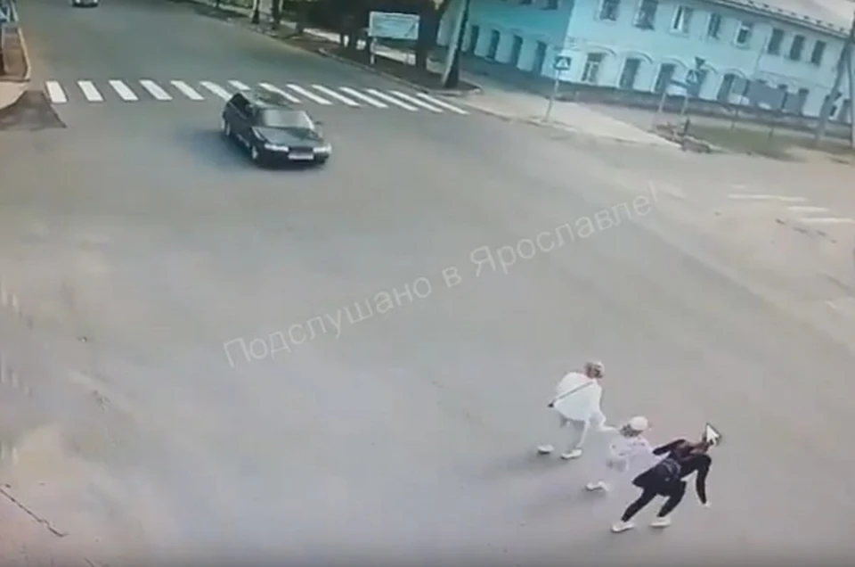 Камера засняла момент аварии в Угличе. Скриншот с видео, группа "Подслушано в Ярославле"