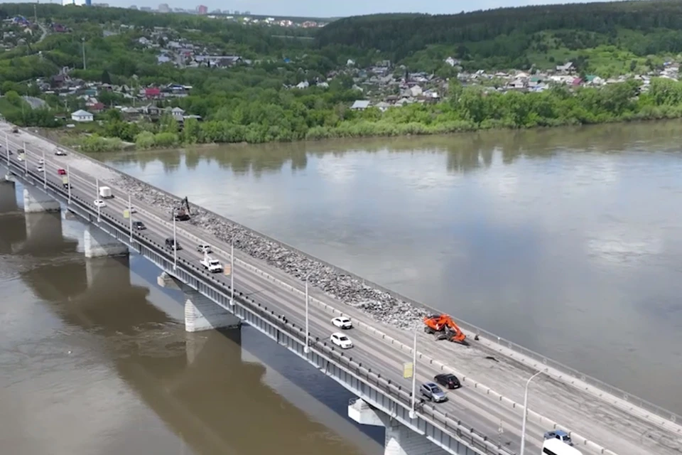 У Кузбасского моста в Кемерове в ходе ремонта обнаружили новые проблемы.