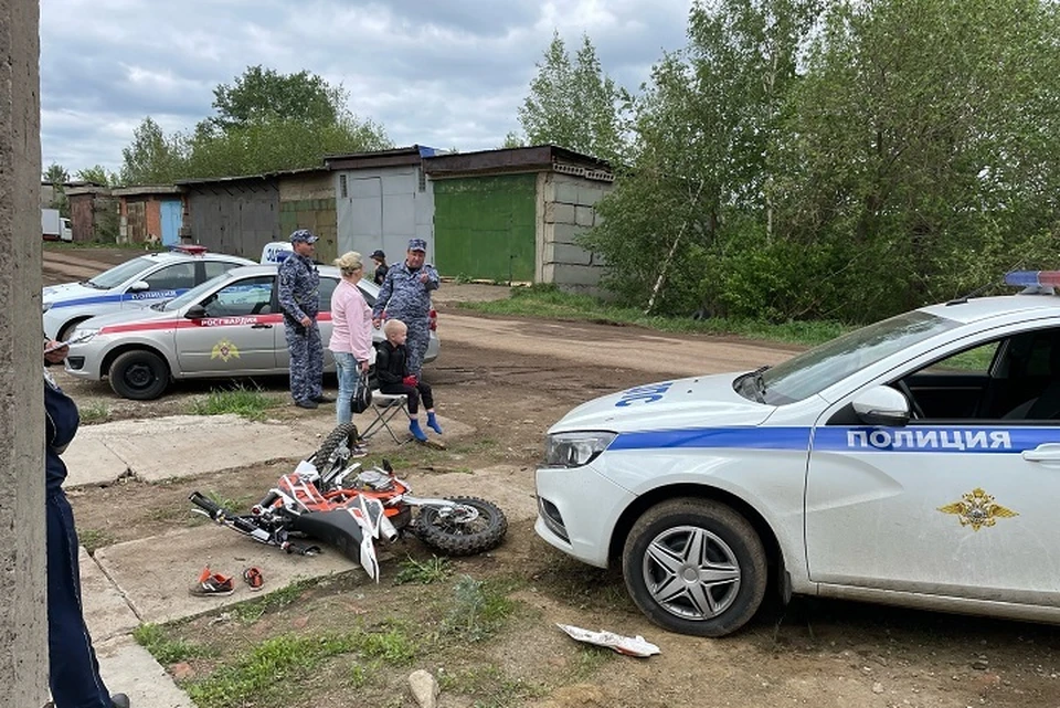После аварии дети упали на асфальт. Фото: Госавтоинспекция Свердловской области