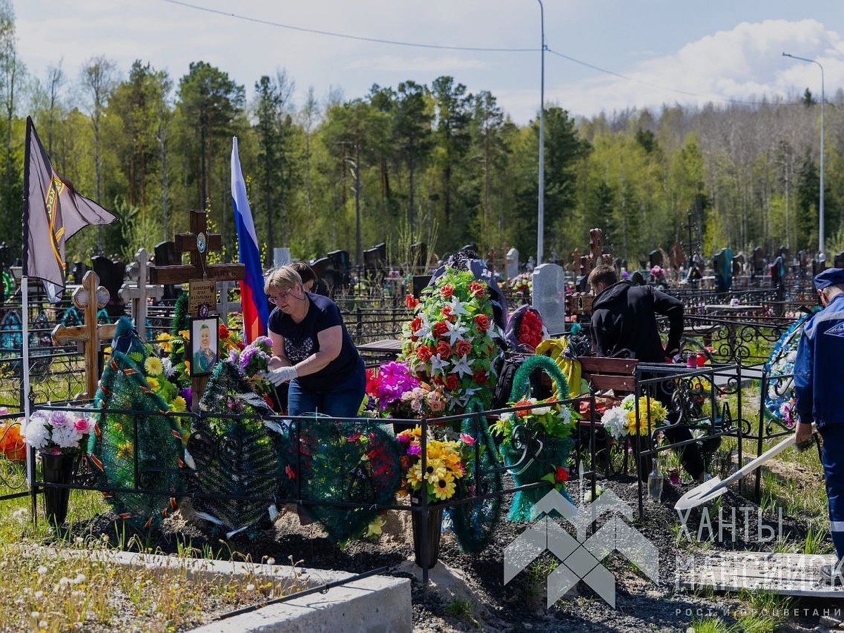 Жители Ханты-Мансийска очистили от мусора и благоустроили могилы ветеранов  войны на Восточное кладбище - KP.RU