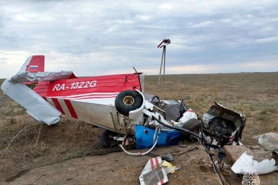 В Калмыкии легкомоторный самолет упал в поле. Фото: ГУ МЧС по Калмыкии