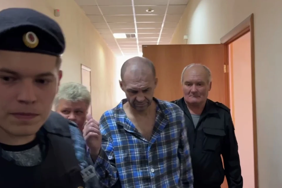 Челябинский маньяк пришел в суд в пижаме и с санитаркой.