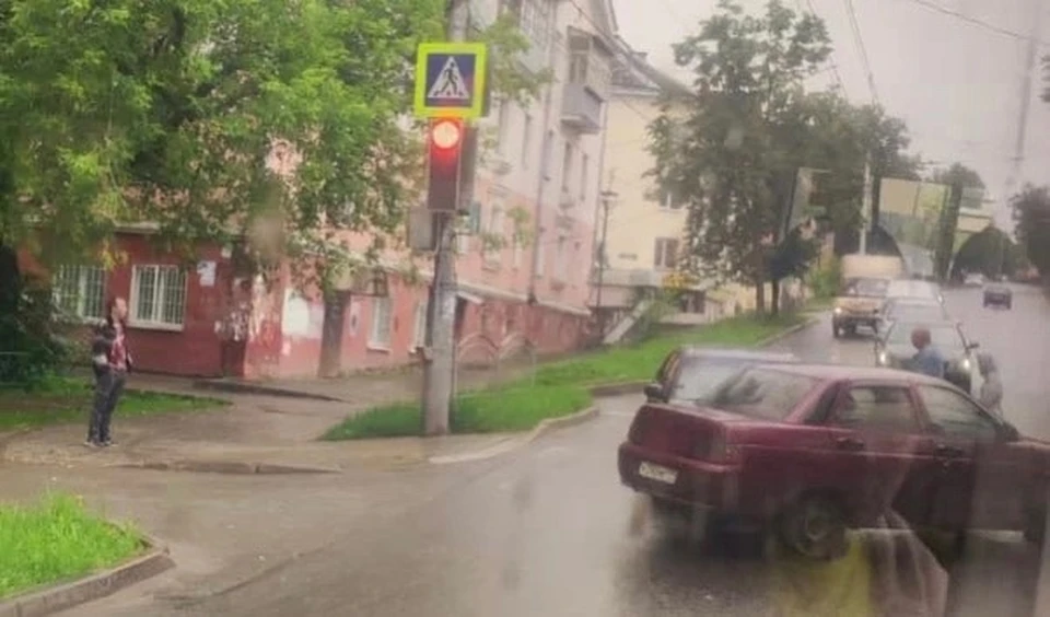 Две машины столкнулись на улице Салтыкова-Щедрина в Калуге