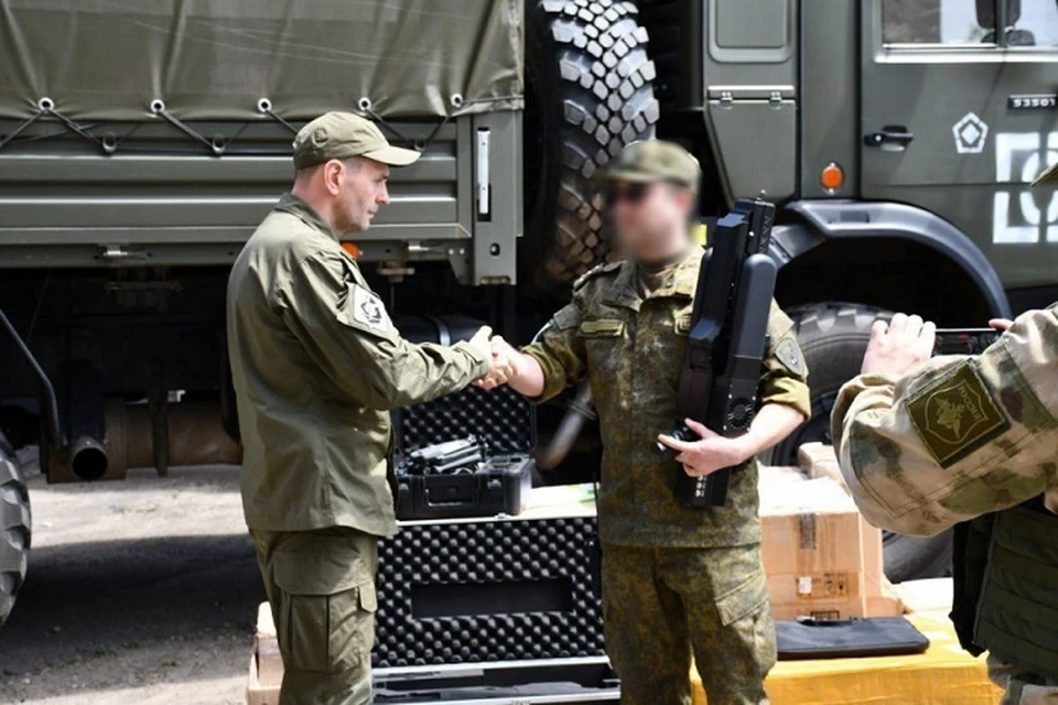 Именные батальоны получили от Дмитрия Демешина военное оборудование. Фото: правительство Хабаровского края