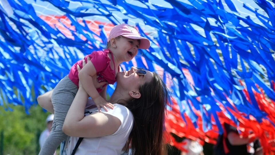 Празднование в крымской столице началось еще за день до официального выходного.