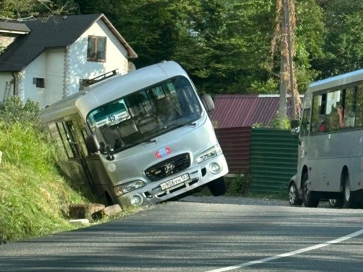 В Сочи пассажирский автобус провалился в ливневку - KP.RU