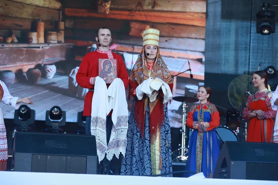 «Свадьба года» в День России прошла на главной площади Сыктывкара. Фото: пресс-служба главы Коми.