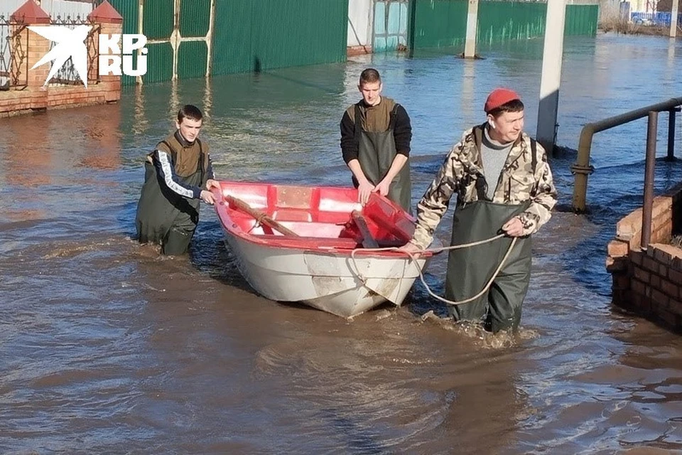 Собирать помощь начали с первых дней паводка