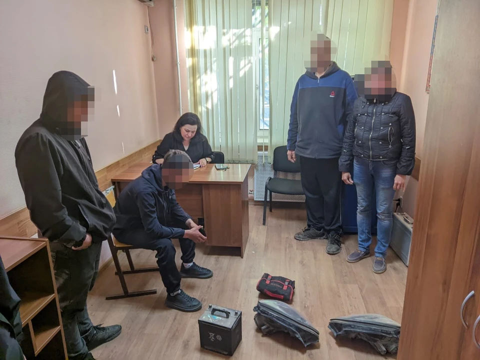 Юноши сломали боковые зеркала, разбили лобовое стекло, прыгали на крыше автомобиля.