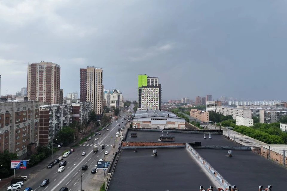 Над городом сгустились тучи.