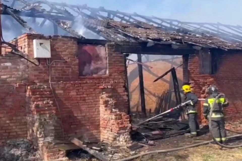 Полную ликвидацию пожара пока не объявляли. Фото: пресс-служба управления МЧС России по Ростовской области