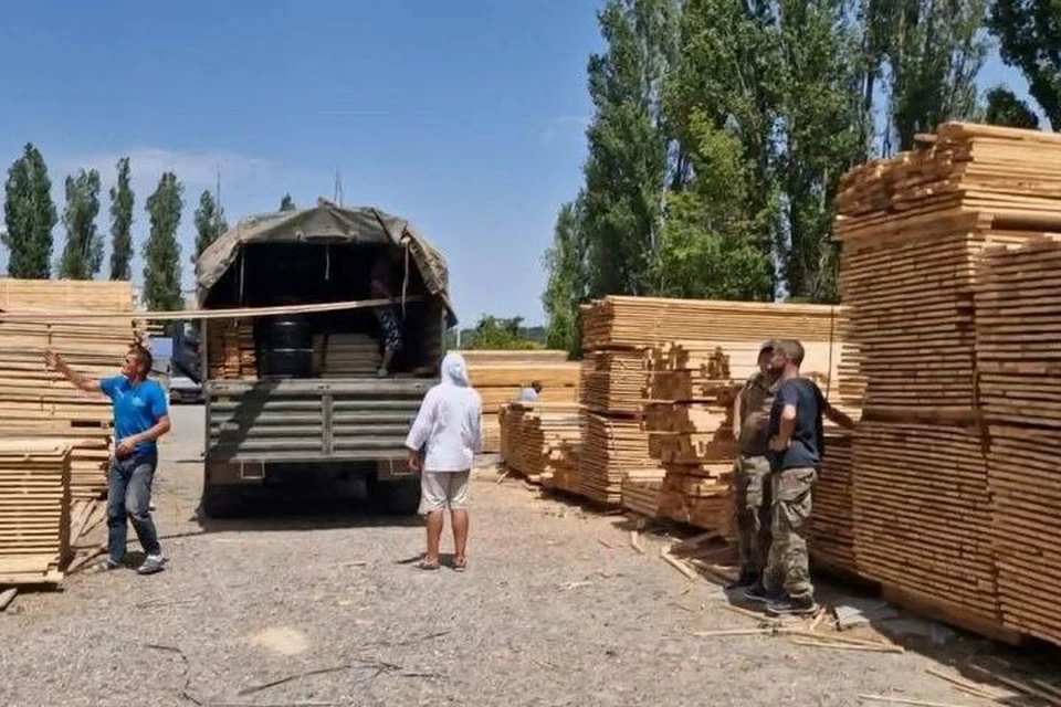 Военнослужащие, обороняющие Херсонскую область, получили пиломатериалы из Крыма для строительства блиндажей и укреплений. Фото: Специальный гуманитарный центр Крымской митрополии