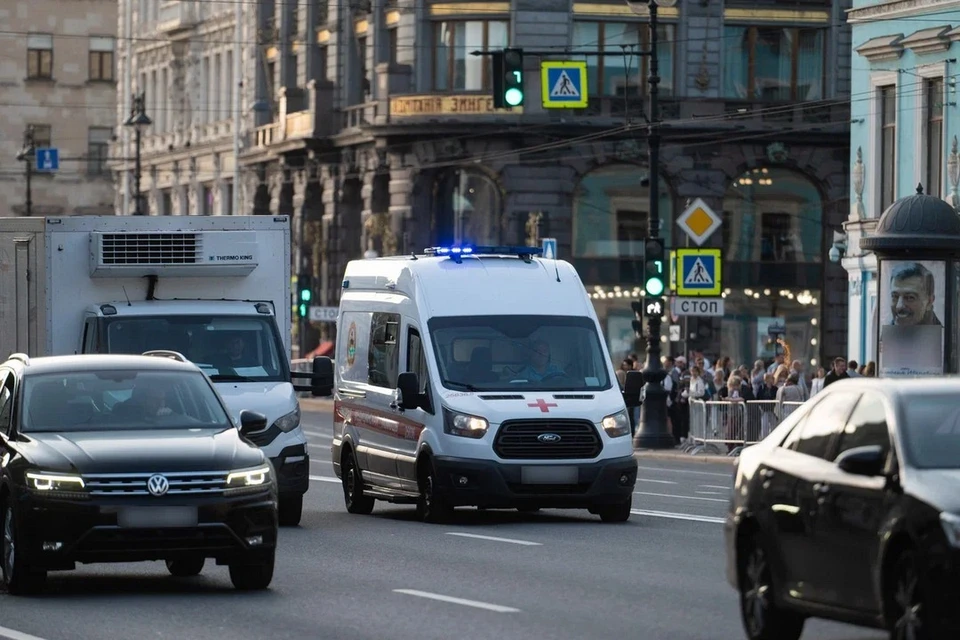 Девушку-подростка с тяжелым отравлением увезли в больницу со станции метро в Петербурге.