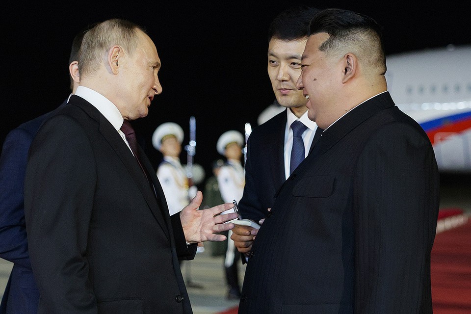 Теплая встреча несмотря на глубокую ночь: Владимир Путин прилетел в КНДР и снова прокатил Ким Чен Ына на своем Аурусе