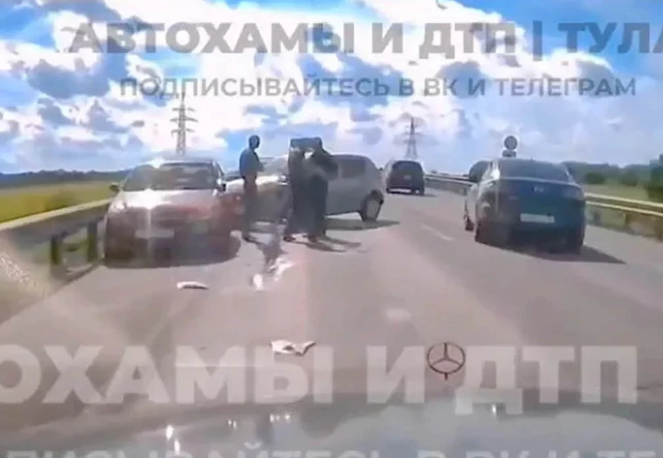 В Туле на Калужском шоссе произошло тройное ДТП с иномарками. Фото: Telegram-канал «Автохамы и ДТП | Тула».