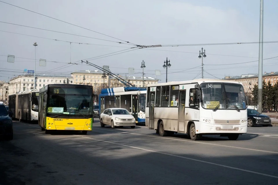 В Петербурге водитель социальной маршрутки высадил почетного донора из-за отказа оплачивать проезд наличными.