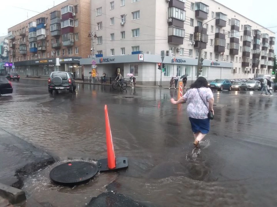 Ливневки в городе рабочие расчищали вручную
