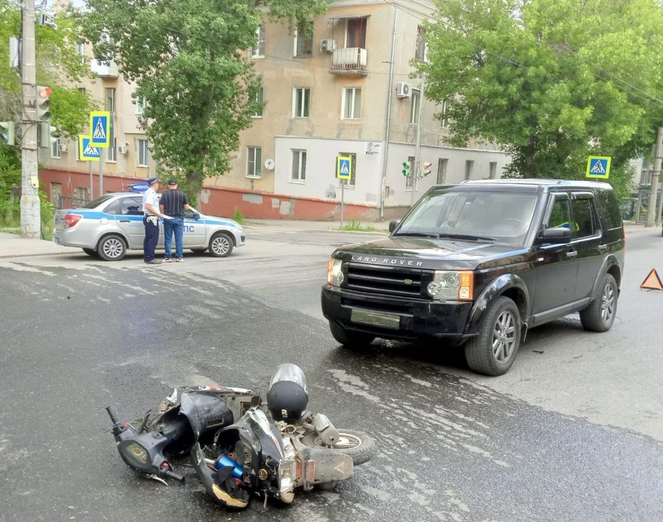 Фото: В Саратове водитель скутера столкнулся с внедорожником Land Rover