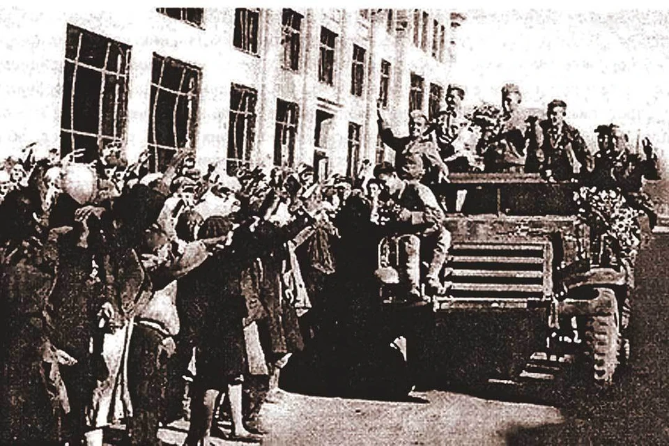 Освободителей встречает население Сталино.