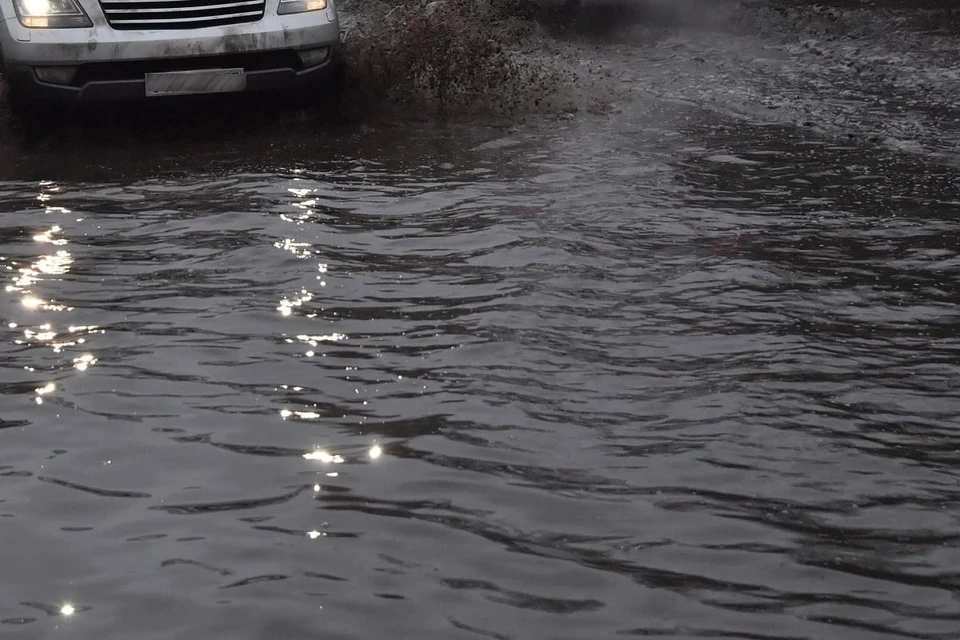 Под водой оказался участок дороги по улице Варфоломеева рядом проспектом Ворошиловским.