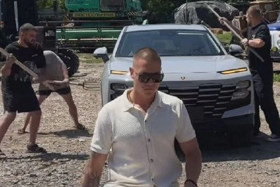 Автомобиль получил незначительные повреждения. Скриншот из видео, опубликованного Евгением Чеботаревым.