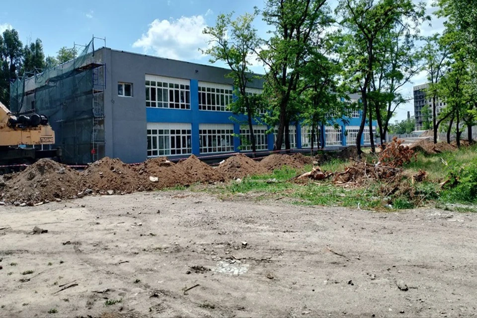 В Мариуполе восстанавливают здание строительного колледжа. Фото: РосКапСтрой