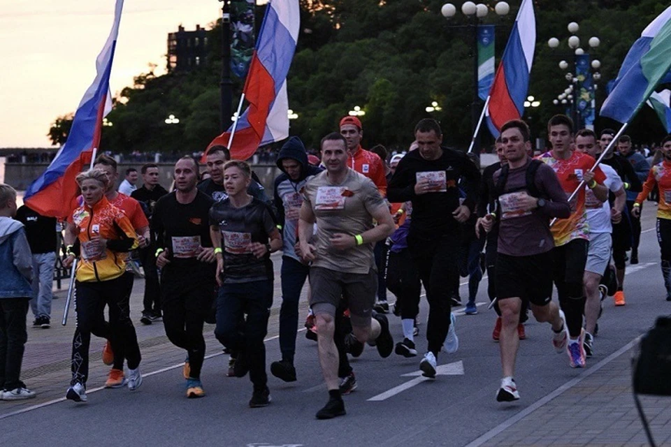 Ночной патриотический забег состоялся в Хабаровске Фото: Антон Шевченко