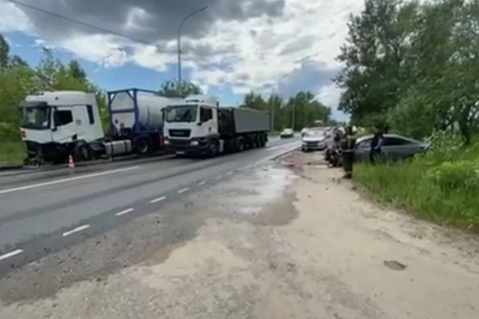 Женщина пострадала в ДТП с фурой на Автозаводском шоссе в Дзержинске. Фото: пресс-служба УГИБДД по Нижегородской области.