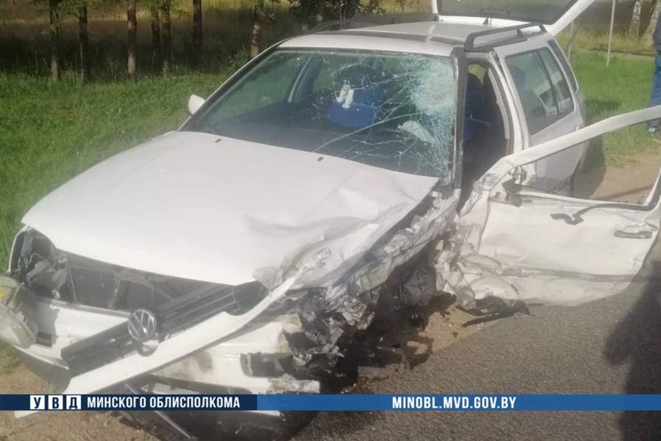 Volkswagen врезался в маршрутку под Молодечно, два человека в больнице. Фото: телеграм-канал УВД Минского облисполкома
