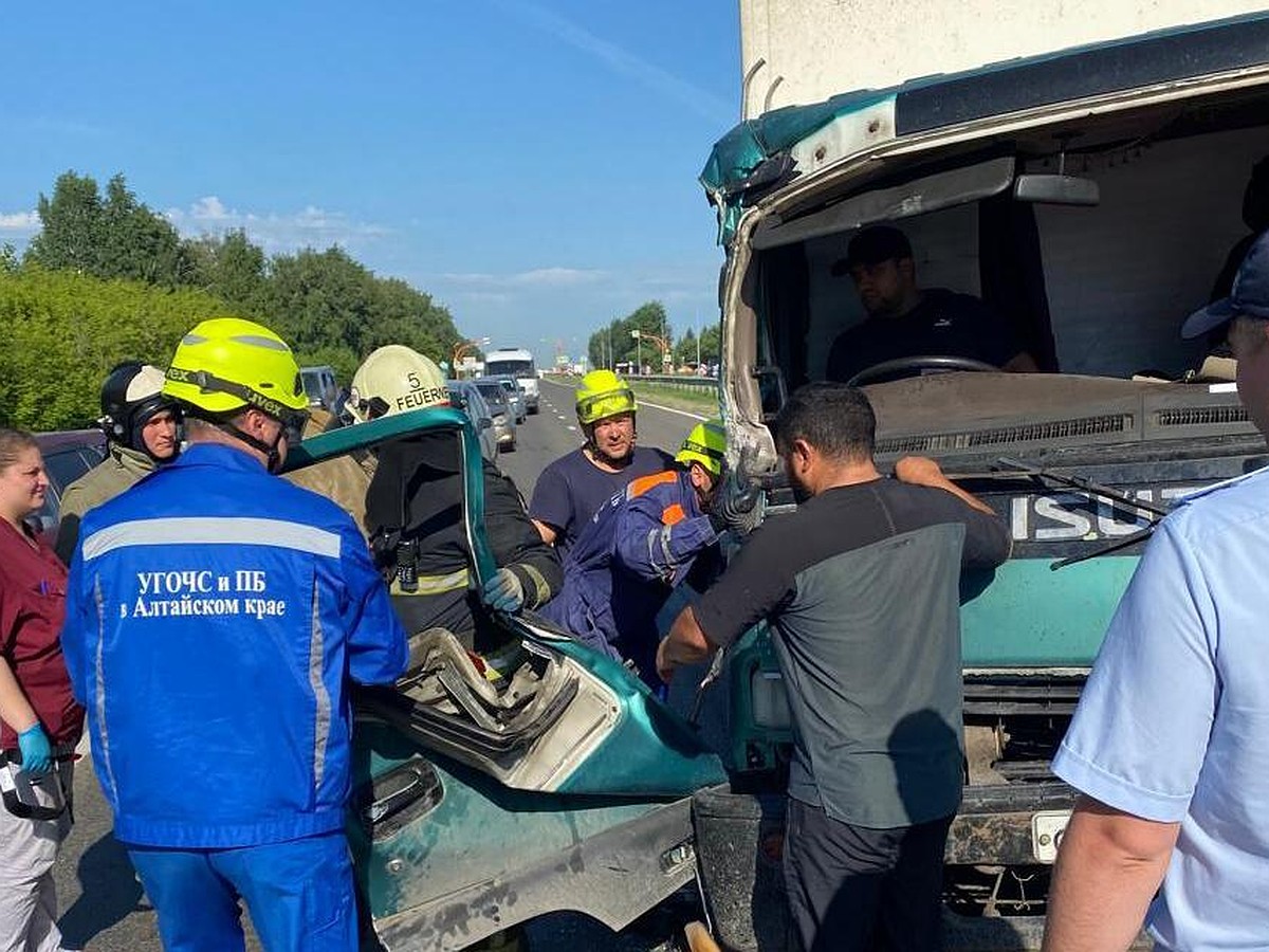 В Барнауле спасатели вызволяли водителя из раскореженного после ДТП  грузовика - KP.RU