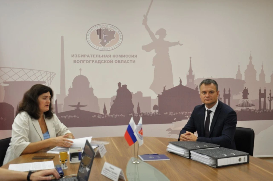 Евгений Кареликов подал документы. Фото: ИКВО.