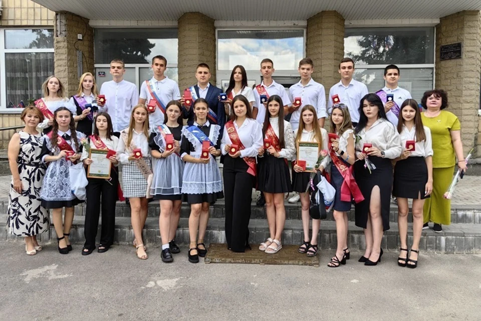В ДНР проходит вручение медалей «За особые успехи в учении». Фото: ТГ/Пушилин