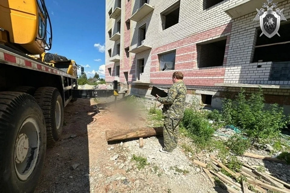 В Ярославской области рабочий упал с недостроенной пятиэтажки и разбился.
