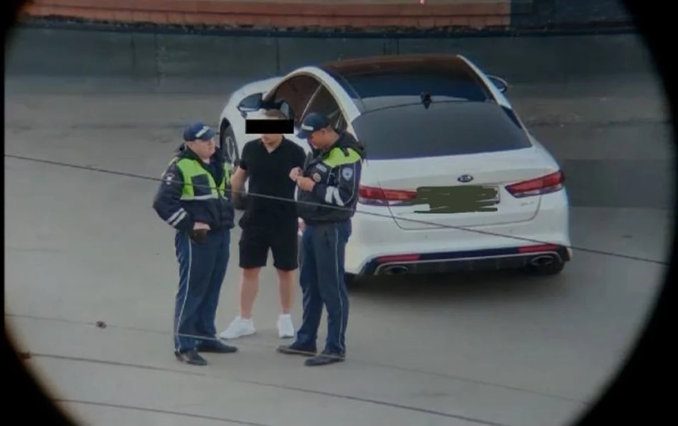 Убежать от полицейских автомобилисту не удалось, его задержали и составили протокол