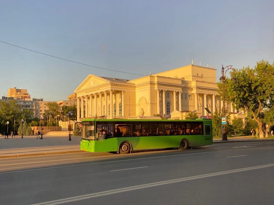 Фотографии повесили на мониторах автобусных остановок крупных улиц города.