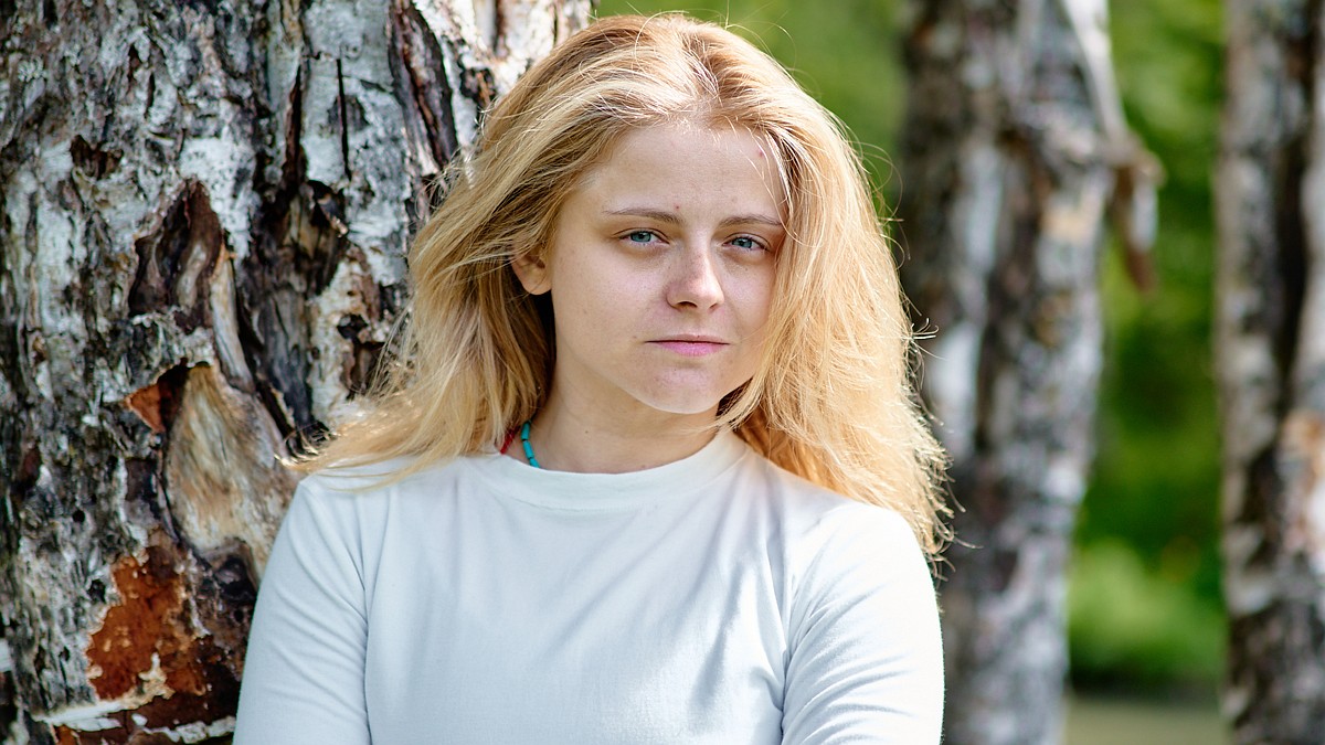 Өкше киген жалаңаш