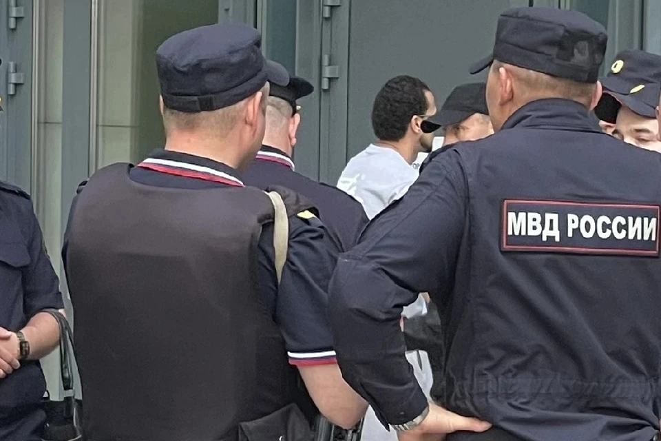 Неизвестный обстрелял окна высотки в центре Новосибирска