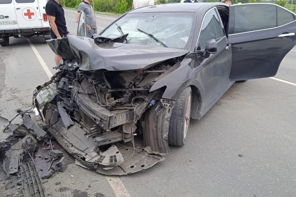 Водитель автомобиля Toyota врезался в большегруз с прицепом, который стоял на обочине