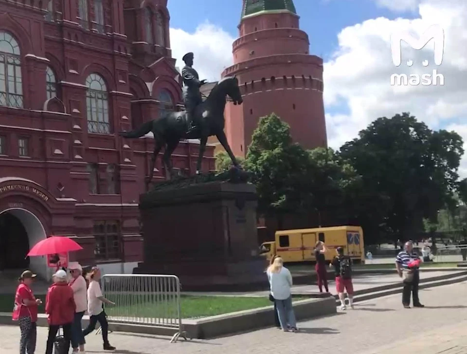 Расписавшему памятник Жукову в столице вандалу из Тульской области грозит тюремный срок. Фото: ТГ-канал "Mash".