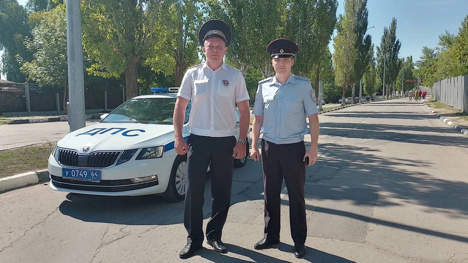 В Саратове полицейские спасли людей на пожаре (фото: УГИБДД)
