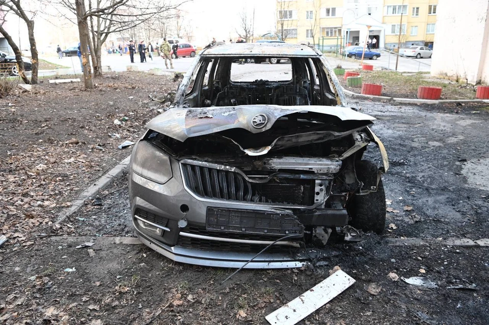 В результате взрыва беспилотника загорелся легковой автомобиль.